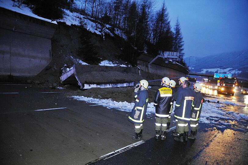 Horror-Unfall auf der Brenner-Autobahn: Eine Betonmauer hat sich von einem Hang gelöst und einen Münchner Lkw unter sich begraben. Die Bilder...