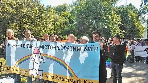 Die Münchner Delegation führt demonstrativ den Umzug in Münchens Partnerstadt Kiew an.