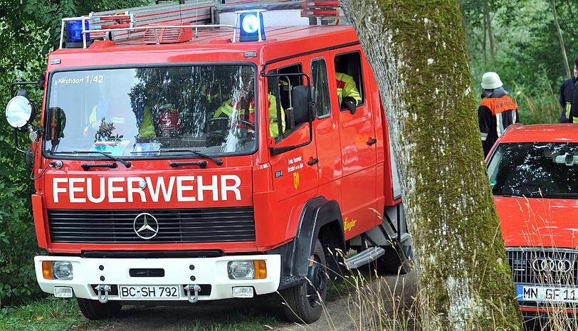 Beim Absturz eines Kleinflugzeugs nahe der bayerischen Grenze sind am Montag drei Männer ums Leben gekommen. Die Absturzursache ist bislang völlig unklar, die Ermittlungen der Bundesstelle für Flugunfalluntersuchung laufen, wie die Polizei mitteilte.