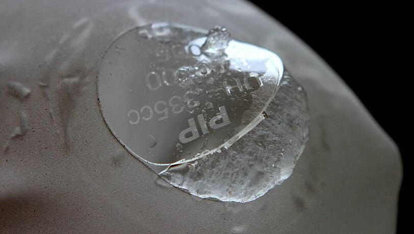 Ein geöffnetes Brust-Implantat des französischen Unternehmens PIP. Ein geöffnetes Brust-Implantat des französischen Unternehmens PIP.
