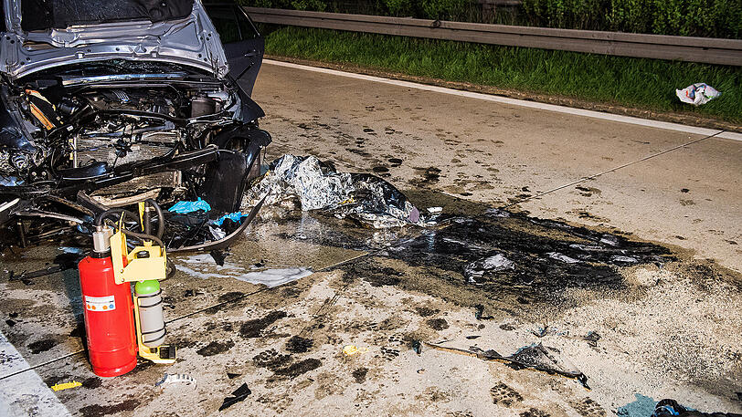 Dann krachten vier andere Fahrzeuge in das Auto.