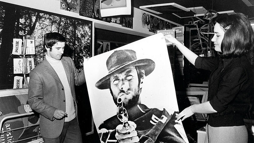 Der Bomber und der Ballermann: Bayern-Torjäger Gerd Müller interessiert sich in den 60er Jahren für ein Poster mit Westernheld Clint Eastwood.