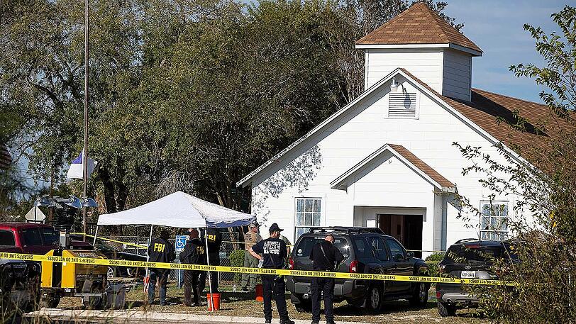 Ermittler stehen vor der Baptistenkirche in Sutherland Springs, in der Devin Patrick Kelley 26 Menschen hingerichtet hat.