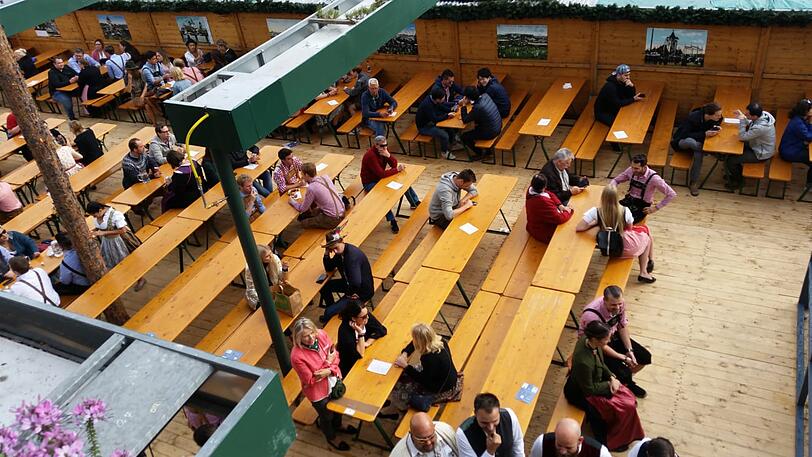 Richtig zugehen tut's noch nicht: Der Schottenhamel-Biergarten eine Dreiviertelstunde vorm Anstich.