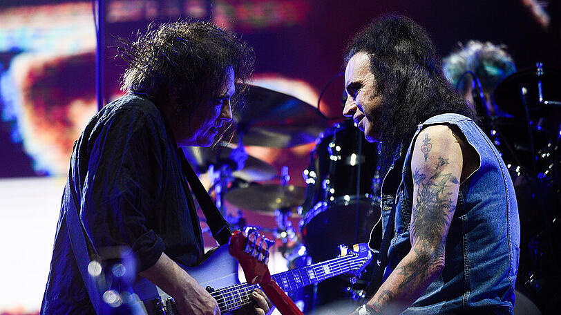 Simon Gallup (re.) und Bandkollege Robert Smith bei einem Auftritt im Juli 2019 in Serbien