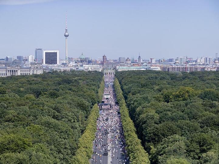 Ein Foto, das zwischen 16.00 und 17.00 Uhr von der Siegessäule aus aufgenommen wurde, zeigt die Kundgebung auf einem Abschnitt der Straße des 17. Juni in Berlin.