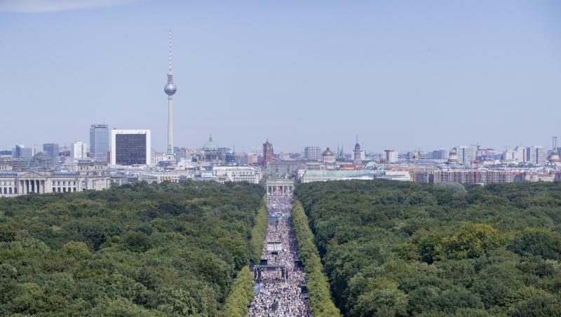 Ein Foto, das zwischen 16.00 und 17.00 Uhr von der Siegessäule aus aufgenommen wurde, zeigt die Kundgebung auf einem Abschnitt der Straße des 17. Juni in Berlin. Ein Foto, das zwischen 16.00 und 17.00 Uhr von der Siegessäule aus aufgenommen wurde, zeigt die Kundgebung auf einem Abschnitt der Straße des 17. Juni in Berlin.