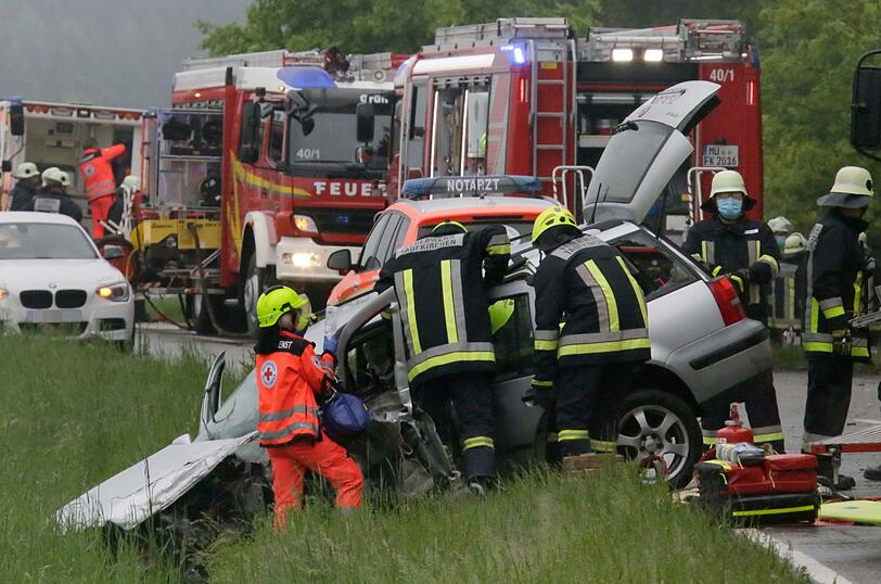 Der Fahrer des VW wurde in seinem Auto eingeklemmt.