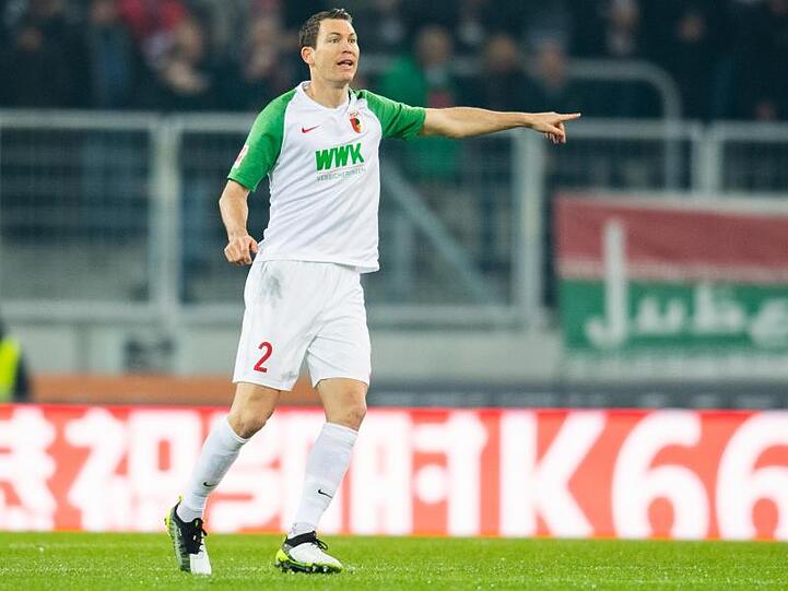 Stephan Lichtsteiner vom FC Augsburg in Aktion. Foto: Tom Weller/dpa/Archivbild