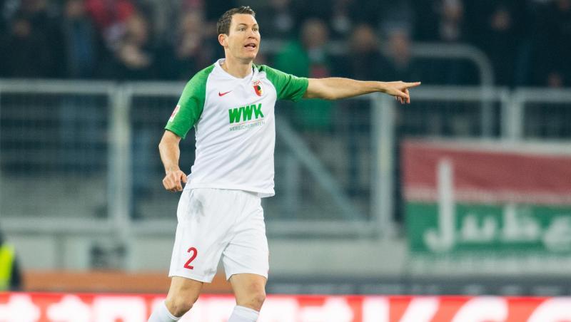 Stephan Lichtsteiner vom FC Augsburg in Aktion. Foto: Tom Weller/dpa/Archivbild Stephan Lichtsteiner vom FC Augsburg in Aktion. Foto: Tom Weller/dpa/Archivbild
