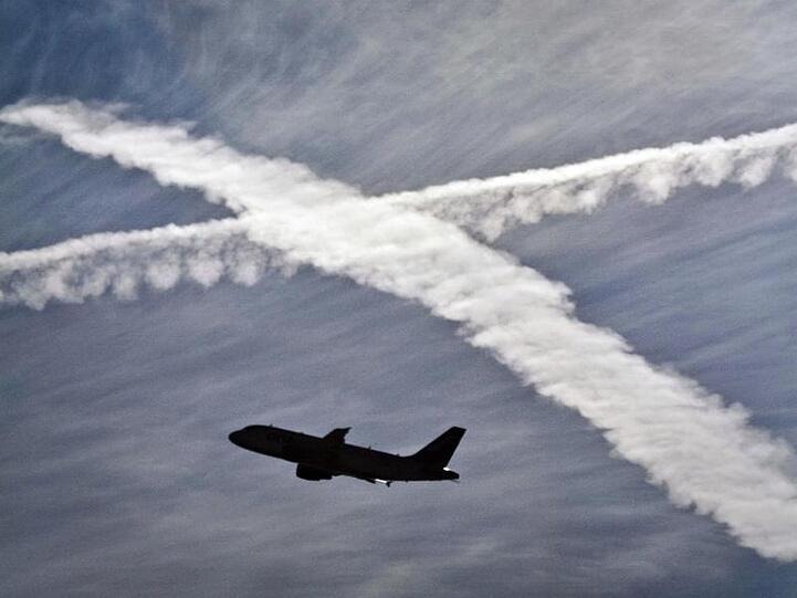 Kondensstreifen am Himmel: Ein möglicher CO2-Preis, ob als Steuer, Abgabe oder Emissionshandel, soll den Ausstoß von Treibhausgasen verteuern.