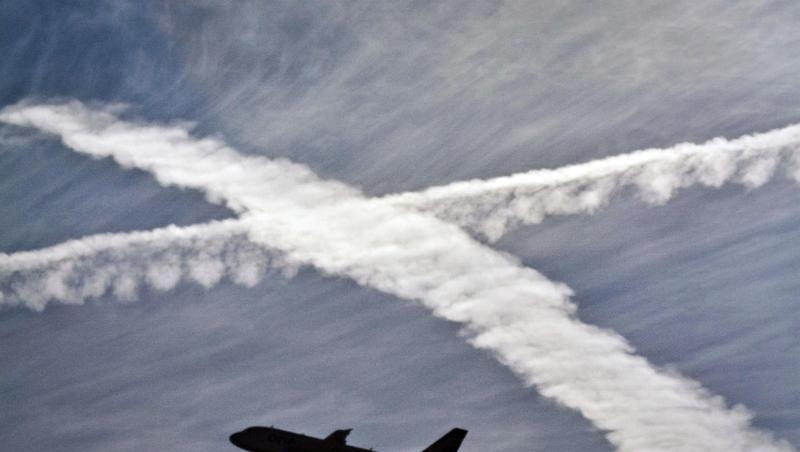 Kondensstreifen am Himmel: Ein möglicher CO2-Preis, ob als Steuer, Abgabe oder Emissionshandel, soll den Ausstoß von Treibhausgasen verteuern. Kondensstreifen am Himmel: Ein möglicher CO2-Preis, ob als Steuer, Abgabe oder Emissionshandel, soll den Ausstoß von Treibhausgasen verteuern.