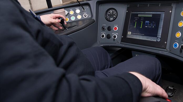 Als der Fahrer zurücksetzte, prallte die Straßenbahn gegen einen Prellbock, und der Mitfahrer wurde beim Aufprall durch die Straßenbahn geschleudert. (Symbolbild)