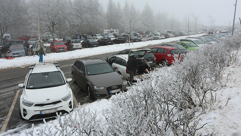 Ein aktuelles Bild aus dem Harz: Doch auch im bayerischen Oberland sind die Parkplätze derzeit gerammelt voll.