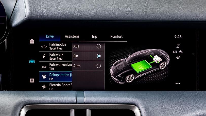 Über das zentrale Display lassen sich die unterschiedlichen Fahrmodi einstellen. Bei Sport Plus gibt es einen knackigen Sound obendrauf.
