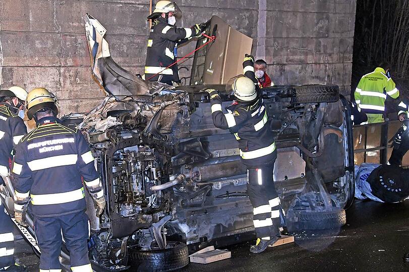 Der verletzte Fahrer musste von der Feuerwehr aus dem Wrack befreit werden.