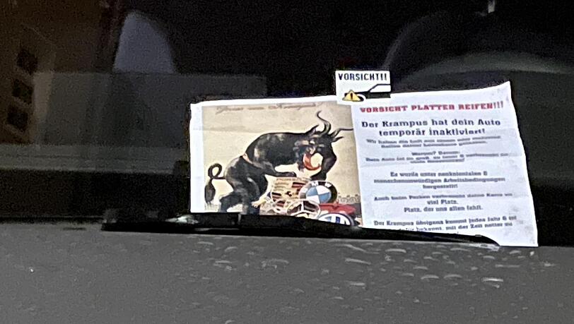 Der Warnzettel, den die Aktivisten an den Autos hinterließen, bei denen sie die Luft aus den Reifen gelassen haben.