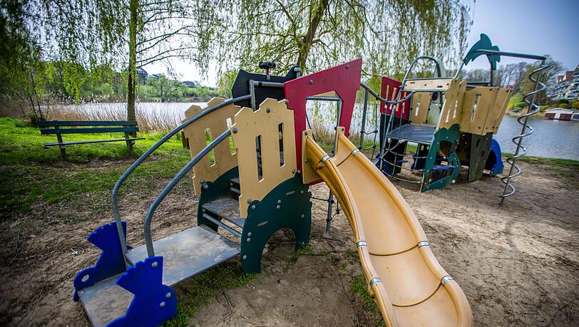 Auf einem Spielplatz in Neuhausen wurde eine dunkelhäutige Mutter mit ihrer kleinen Tochter rassistisch beleidigt. (Symbolbild)