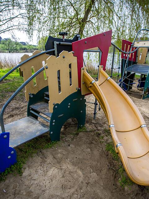 Auf einem Spielplatz in Neuhausen wurde eine dunkelhäutige Mutter mit ihrer kleinen Tochter rassistisch beleidigt. (Symbolbild)