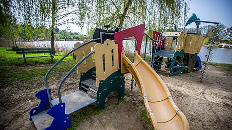 Auf einem Spielplatz in Neuhausen wurde eine dunkelhäutige Mutter mit ihrer kleinen Tochter rassistisch beleidigt. (Symbolbild)
