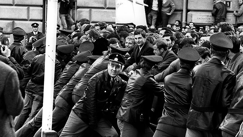 November 1969: Studenten protestieren gegen das Hochschulgesetz des damaligen bayerischen Kultusminister Ludwig Huber. Polizisten zeigen vollen Körpereinsatz, die Demonstrierenden stemmen sich gegen die errichteten Absperrungen.