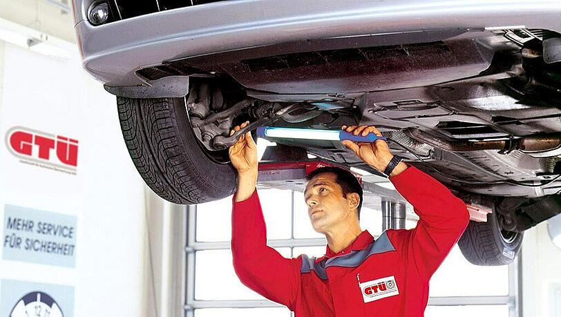 Das passt zu Buchstabe H - wie HU/AU: Prüforganisationen wie die GTÜ untersuchen den technischen Zustand des Autos.