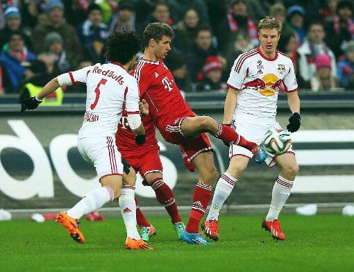 In die Zange genommen: Thomas Müller beim Testspiel des FC Bayern gegen Salzburg.