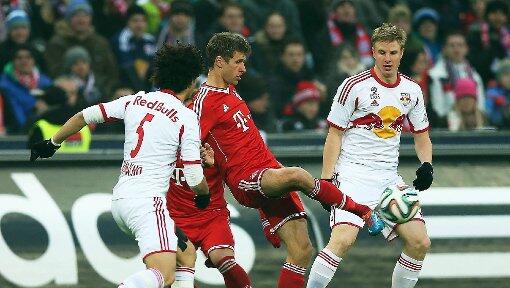 In die Zange genommen: Thomas Müller beim Testspiel des FC Bayern gegen Salzburg. In die Zange genommen: Thomas Müller beim Testspiel des FC Bayern gegen Salzburg.