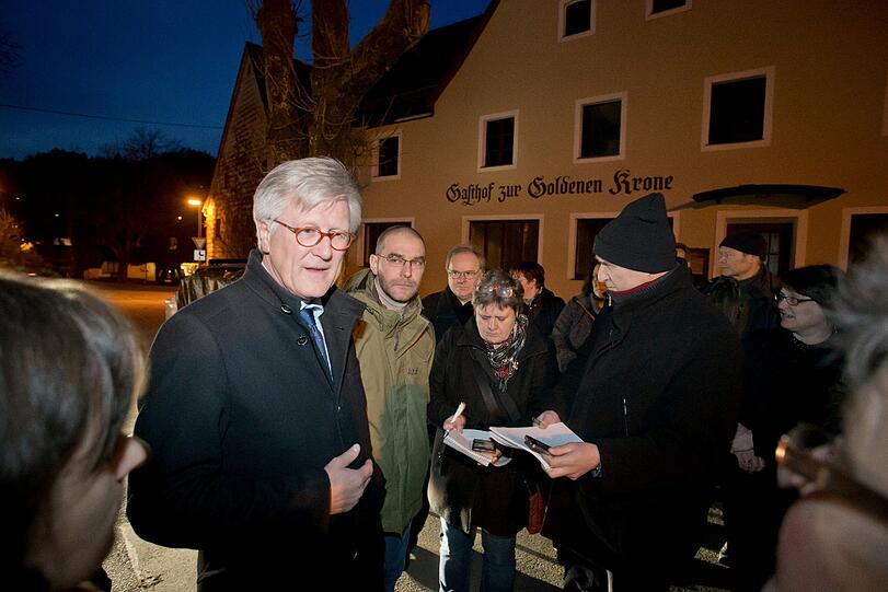 Der Ratspräsident der Evangelischen Kirche in Deutschland (EKD), Heinrich Bedford-Strohm (2.v.l.) besucht in Vorra mit dem Pfarrer der Gemeinde, Björn Schukat (3.v.l.) die Örtlichkeiten des Brandanschlags auf Asylbewerber-Unterkünfte.