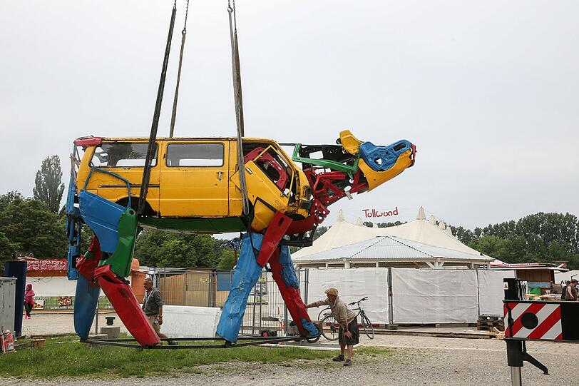 Und da steht es jetzt und erwartet die Tollwood-Besucher.