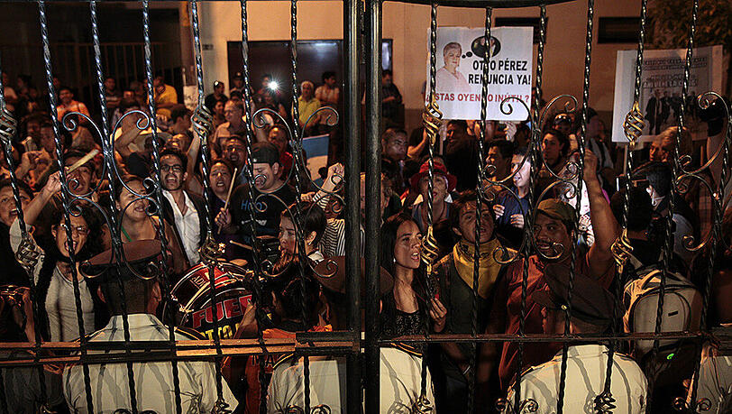 Demonstranten in Guatemala-Stadt verlangen den Rücktritt von Präsident Otto Pérez. Demonstranten in Guatemala-Stadt verlangen den Rücktritt von Präsident Otto Pérez.