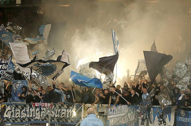 Wegen dem Zünden von Pyrotechnik, hier gegen den 1. FC Nürnberg, wurde der TSV 1860 zu einer Strafe verdonnert.