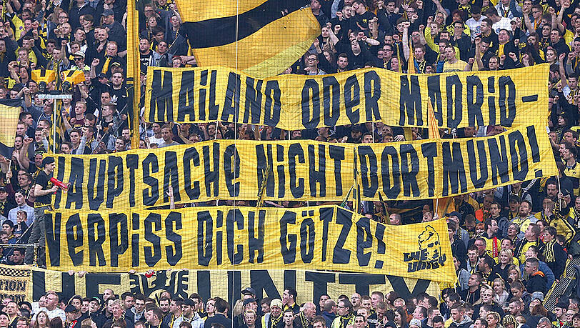 Sympathie sieht anders aus: BVB-Fans hatten am Samstagabend eine deutliche Botschaft für Mario Götze dabei. Sympathie sieht anders aus: BVB-Fans hatten am Samstagabend eine deutliche Botschaft für Mario Götze dabei.