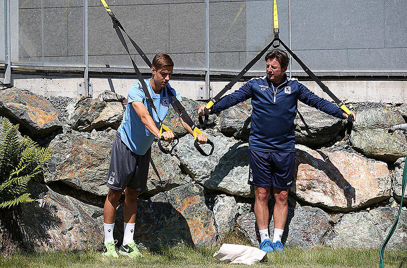 Trainer Kosta Runjaic und Florian Neuhaus.