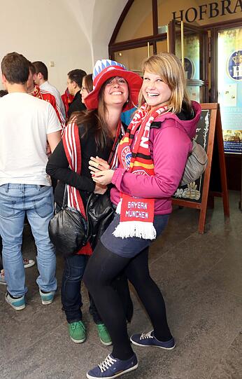 Fans lassen es beim Champions-League-Finale des FC Bayern gegen Dortmund rund um den Marienplatz krachen. Die Bilder