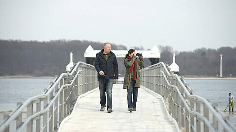 "Borowski und das Meer": Borowski (Axel Milberg) und Sarah Brandt (Sibel Kekilli) am Tatort