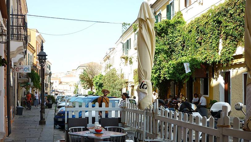 Die schmalen Gassen im Hauptort von La Maddalena. Die schmalen Gassen im Hauptort von La Maddalena.