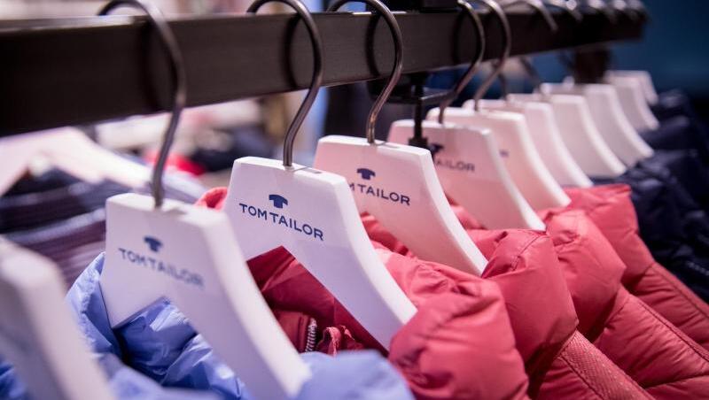 Im zweiten Quartal sank der Umsatz der Tom Tailor Gruppe gemessen am Vorjahreszeitraum um 6,4 Prozent. Im zweiten Quartal sank der Umsatz der Tom Tailor Gruppe gemessen am Vorjahreszeitraum um 6,4 Prozent.