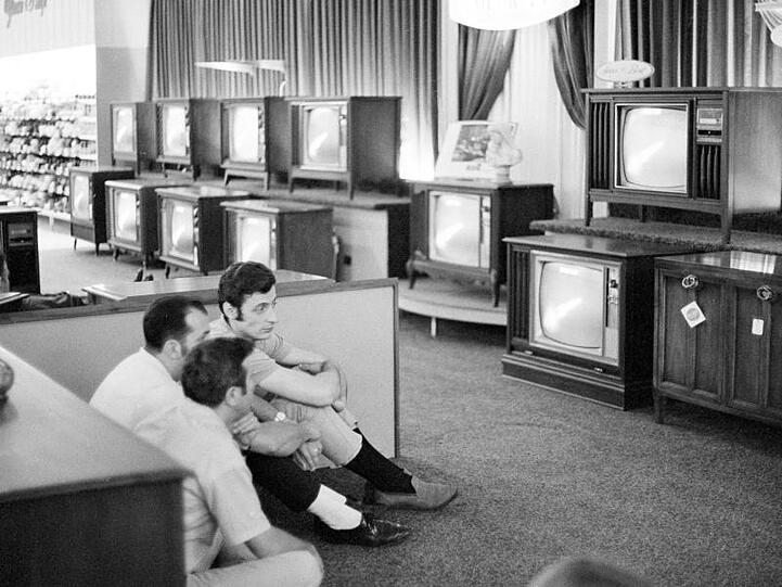 Am 16. Juli 1969 sehen sich diese drei Männer den Start der Saturn V-Rakete mit der Apollo 11-Crew in einem Kaufhaus an. Bei der Mondlandung saßen Millionen Menschen vorm Fernseher.
