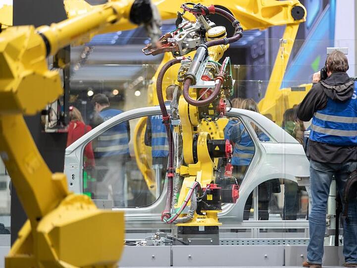 Ein Roboter von Fanuc Deutschland GmbH auf der Hannover Messe. Der digitale Wandel könnte sich im Vergleich mit anderen Ländern stärker auf den deutschen Arbeitsmarkt auswirken.
