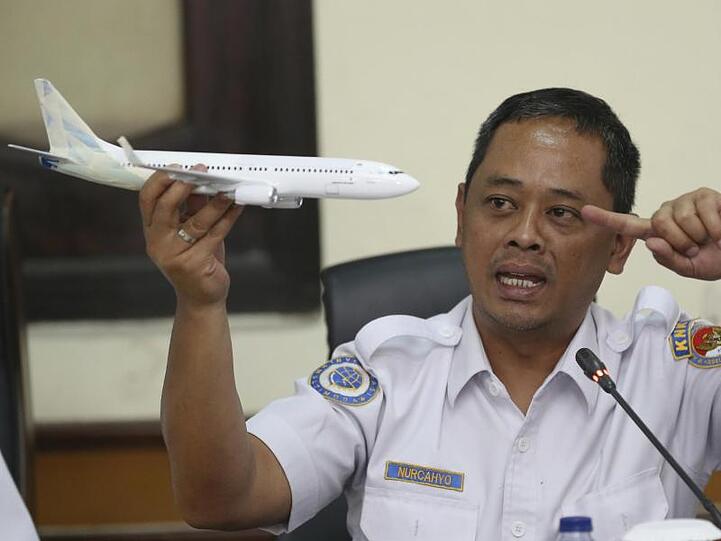 An Hand eines Flugzeugmodells erklärt der Ermittler des Nationalen Verkehrssicherheitskomitees, Nurcahyo Utomo, die vorläufigen Ergebnisse zum Absturz des Lion Air Fluges 610.