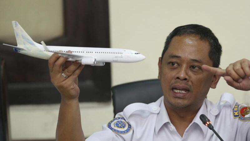 An Hand eines Flugzeugmodells erklärt der Ermittler des Nationalen Verkehrssicherheitskomitees, Nurcahyo Utomo, die vorläufigen Ergebnisse zum Absturz des Lion Air Fluges 610. An Hand eines Flugzeugmodells erklärt der Ermittler des Nationalen Verkehrssicherheitskomitees, Nurcahyo Utomo, die vorläufigen Ergebnisse zum Absturz des Lion Air Fluges 610.