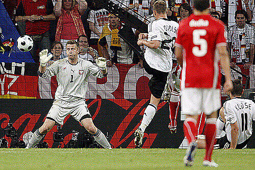 Die Entscheidung: Podolski trifft zum 2:0 gegn Polen