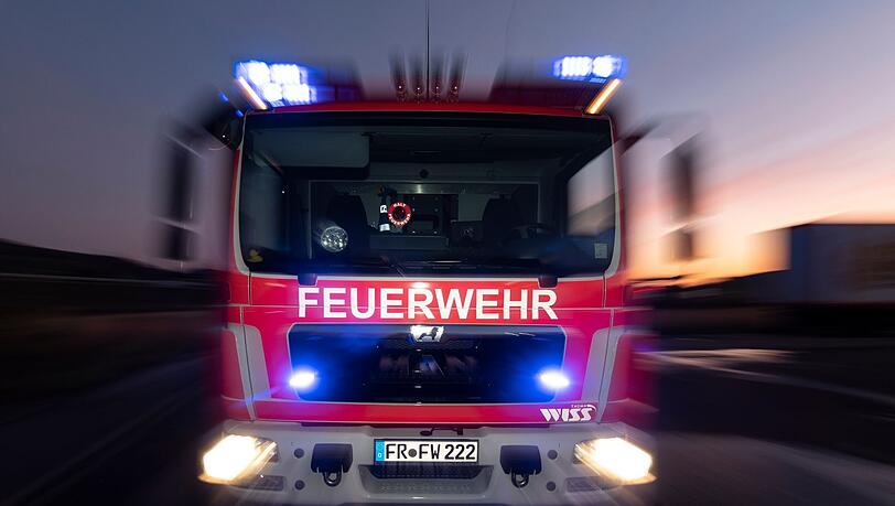 Die Feuerwehr geht von Brandstiftung aus. (Symbolbild)