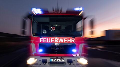 Die Feuerwehr geht von Brandstiftung aus. (Symbolbild)