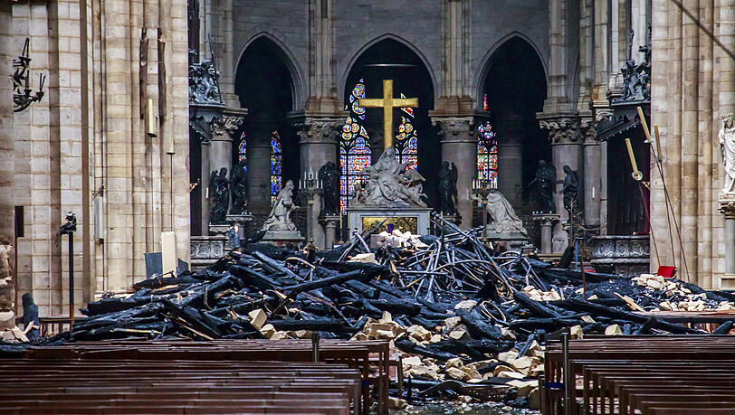 Am Tag nach dem Brand am 15. April 2019: Trümmerteile und verkohlte Holzbalken im Inneren von Notre-Dame.