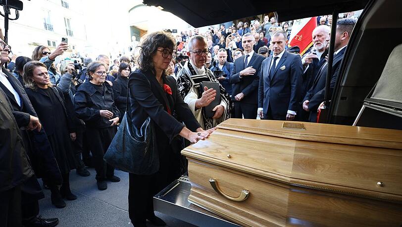 Tochter Claudia Squitieri verabschiedet sich von ihrer Mutter Claudia Cardinale.