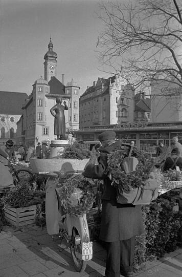 Adventskr&auml;nze gibt&rsquo;s auch 1961 am Viktualienmarkt.