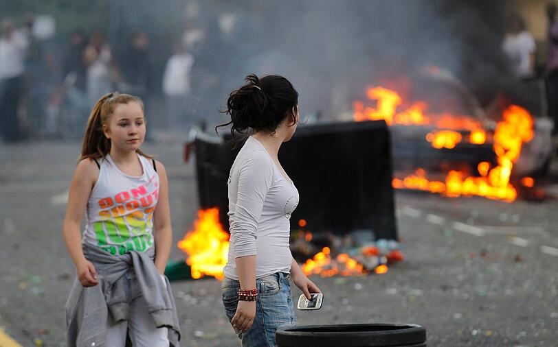 Brennende Autos, aufgebrochene Läden, Gewalt gegen Polizeibeamte und jetzt der erste Tote - seit Samstag Abend dauern die Krawalle in London an.