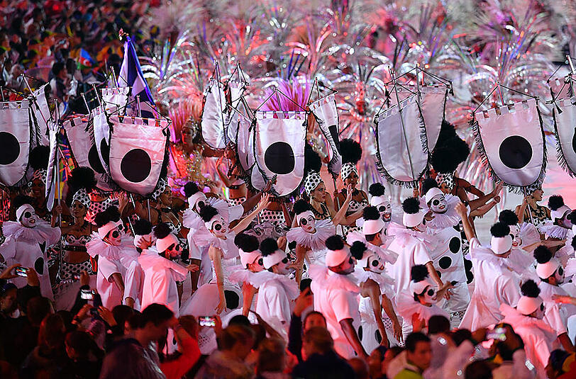 Die Bilder der knallbunten und komplett verregneten Abschlussfeier der olympischen Spiele von Rio.
